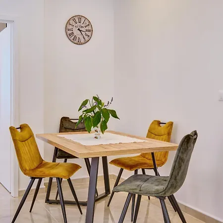 Regina Apartment *