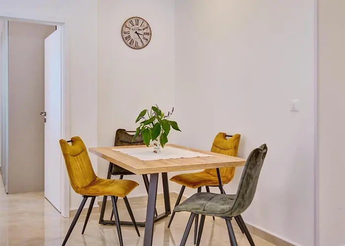 Regina Apartment *